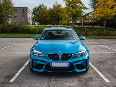 	BMW M2のカスタムカー。ブルーボディとカスタムエアロバンパーが目を引くスポーツモデル。